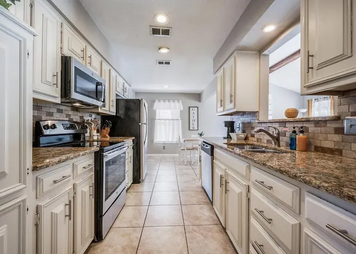 Centrally Located 3Br 2Ba - !
