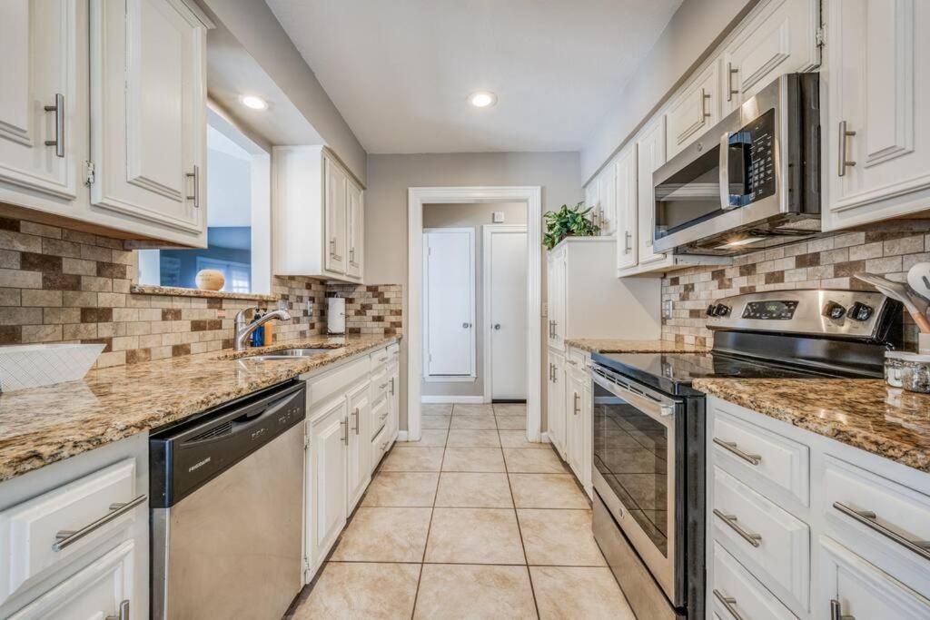 Centrally Located 3br 2ba - ! *